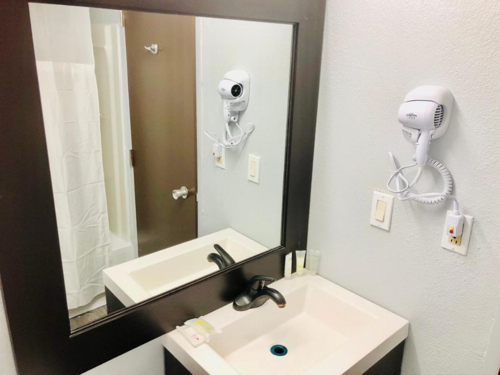 Montgomery Inn & Suites Image 30